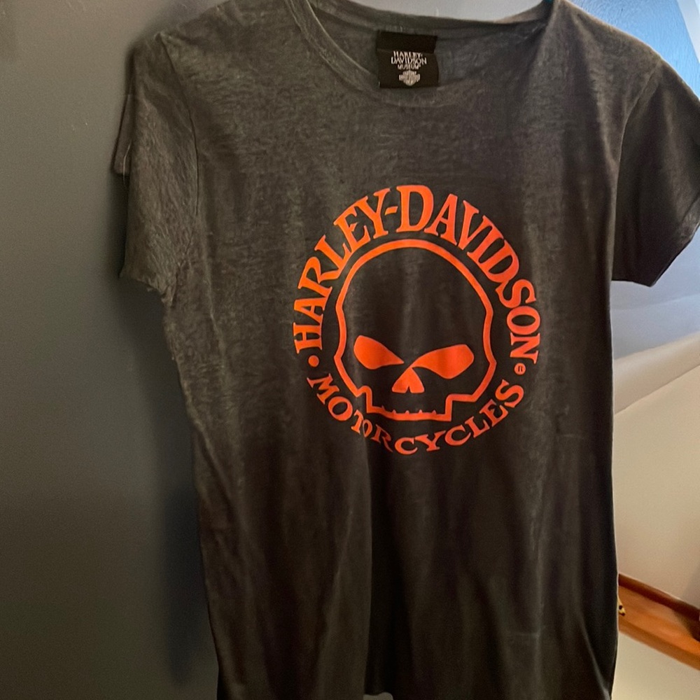 HD shirt size medium